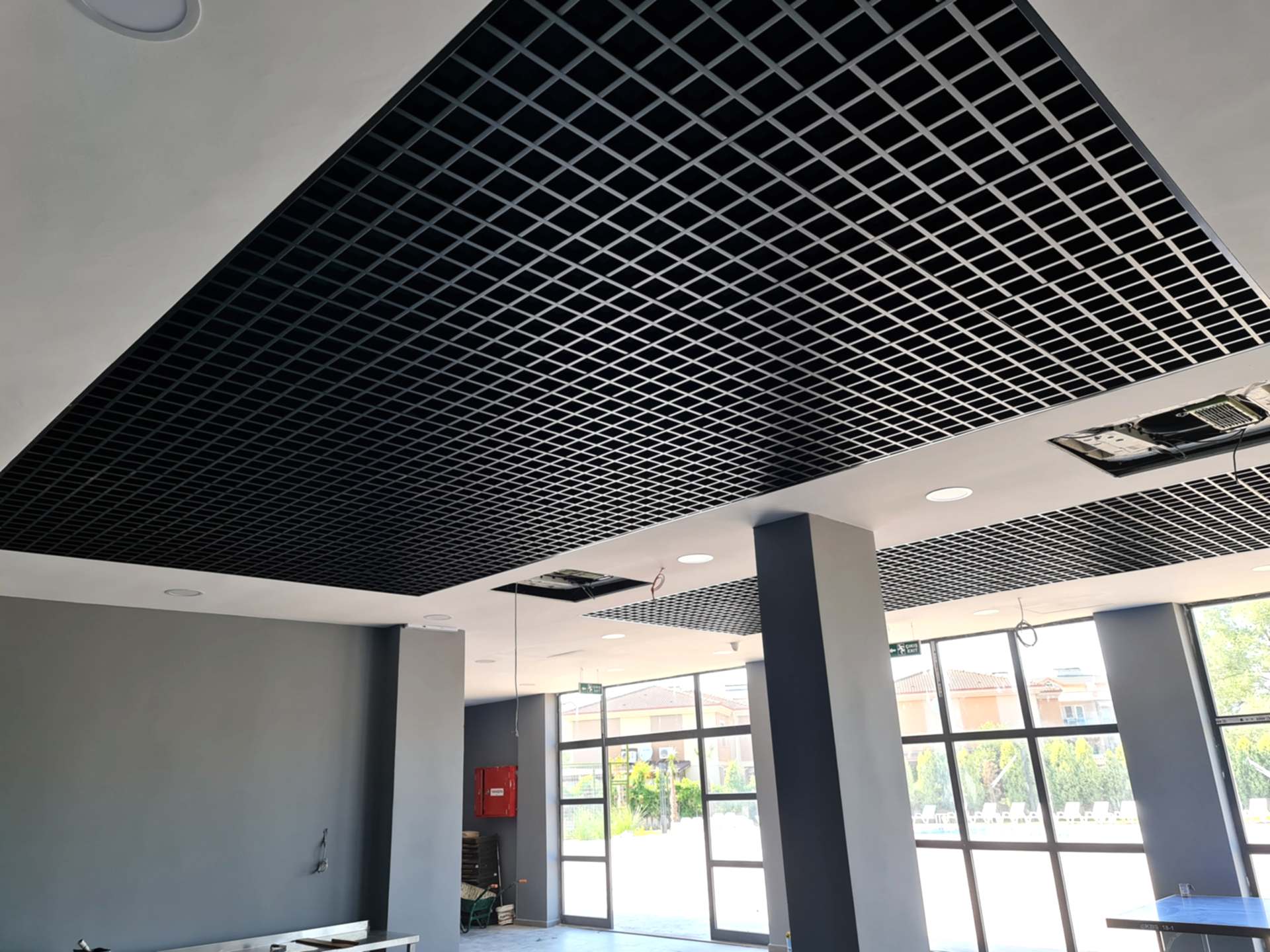 HY Yapı Dekorasyon | Modern Mekanlar İçin Petek Tavan Sistemleri